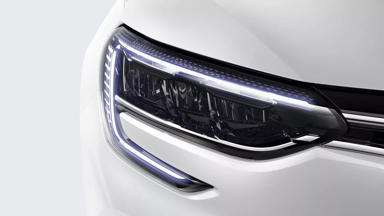 renault-megane-sedan-faruri-led-c-shape