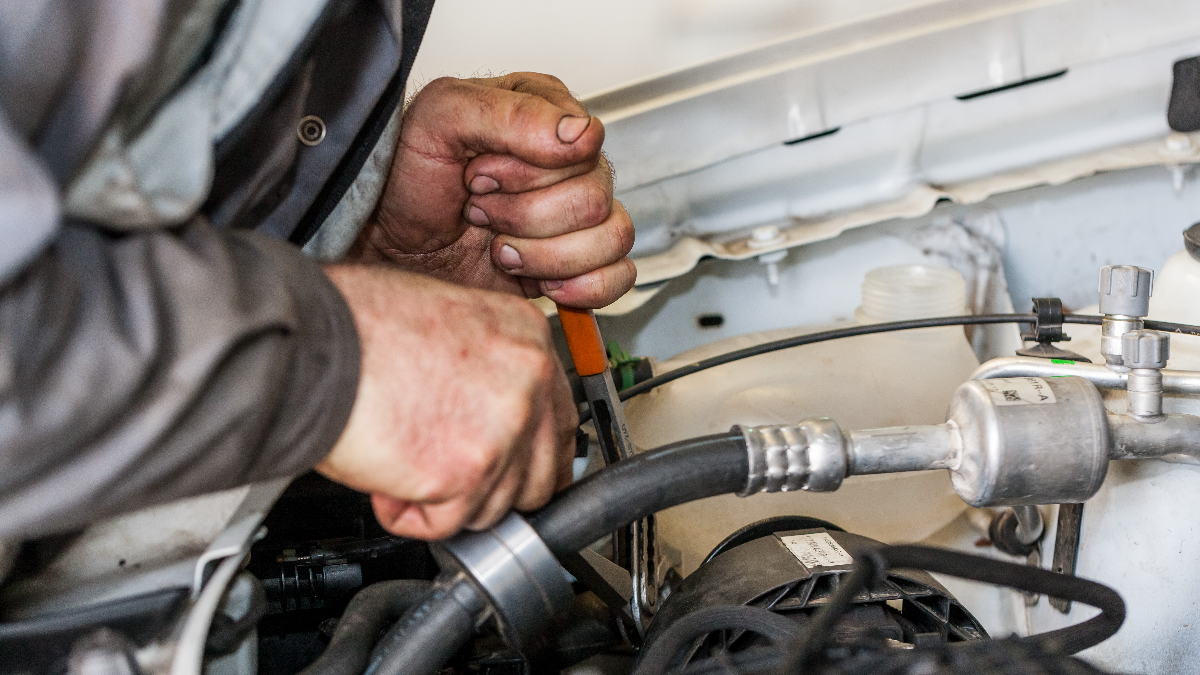 maini de mecanic lucreaza la masina in service Renault Union Motors