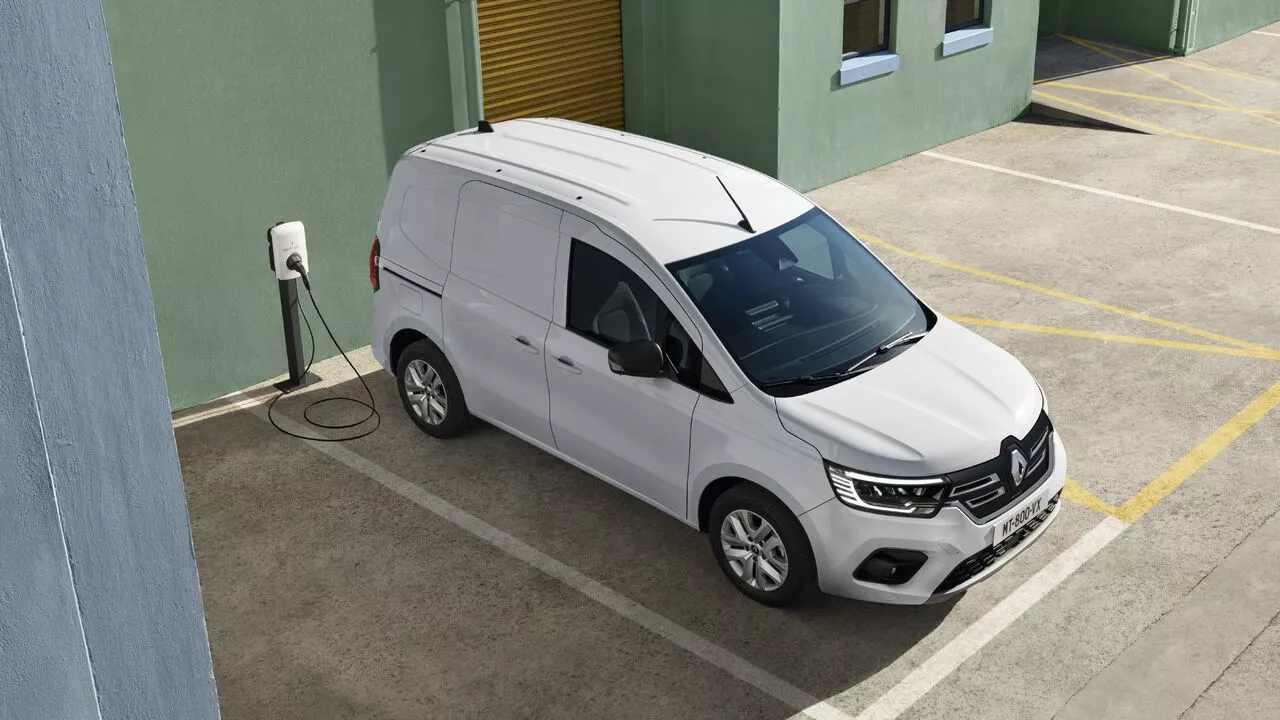 masina renault kangoo van electrica la incarcat