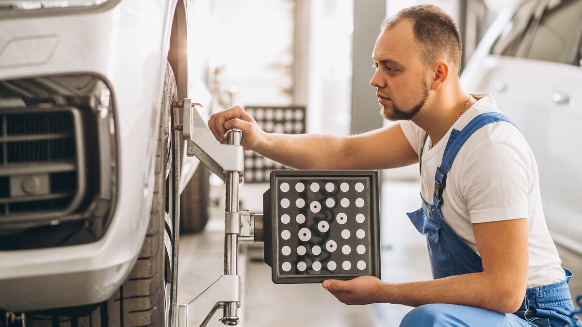 mecanic verifica directie masina in service auto renault