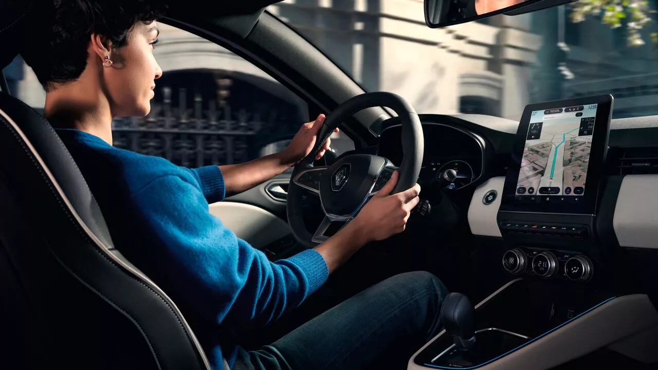 Renault Clio E-Tech hybrid cu ecran central cu navigatie si multimedia, scaune confortabile