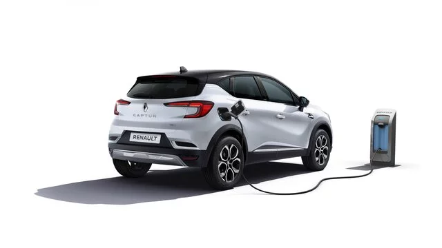 Renault Captur E-Tech Plug-in Hybrid alb incarcare prin cablu la statie