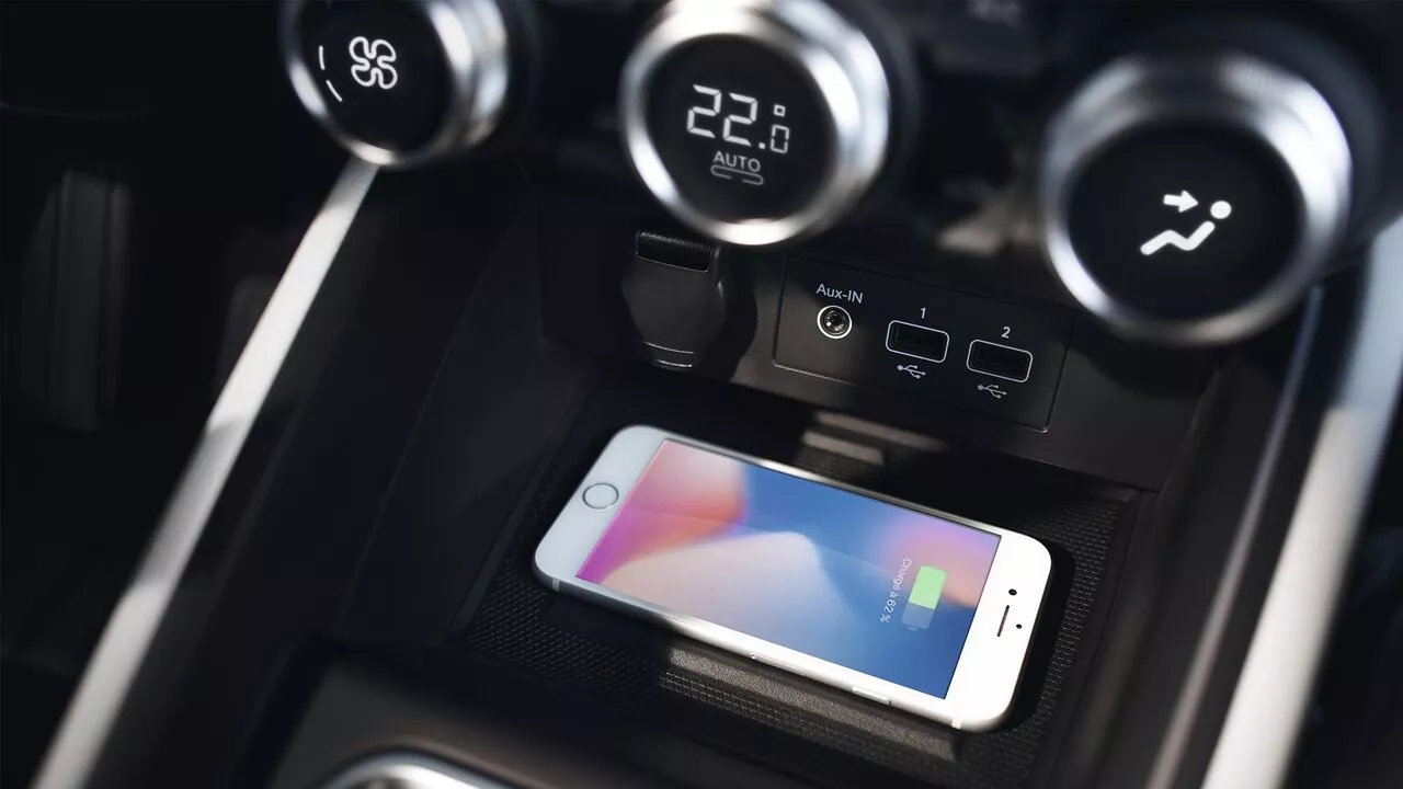 Renault Clio cu tehnologie de incarcare wireless pentru smartphone
