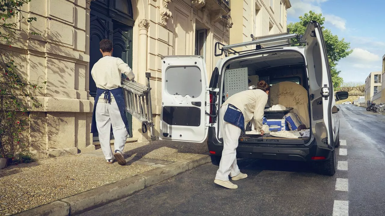 Vehicul utilitar Renault Express Van alb, portbagaj incapator pentru activitati zilnice