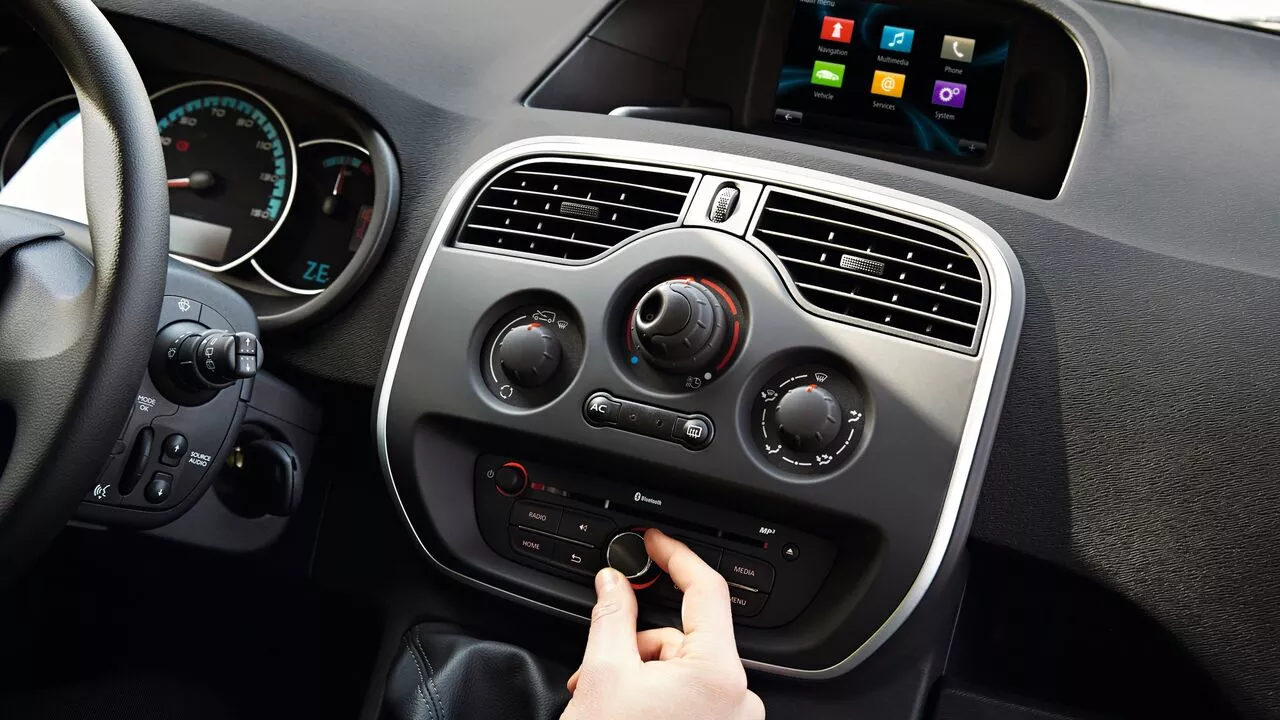 interior negru si butoane personalizare clima, radio, temperatora, grila centrala Renault Kangoo E-tech electric