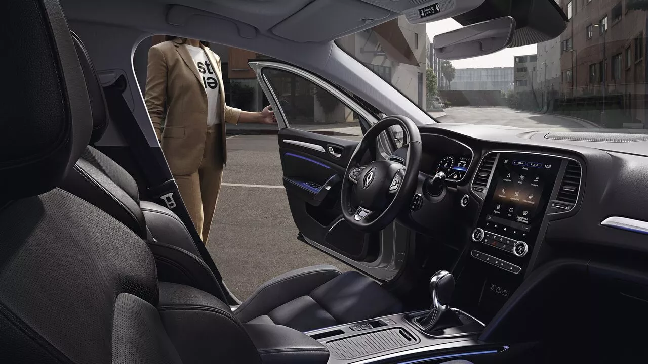 Renault Megane interior modern, ecran tactil, detalii cromate