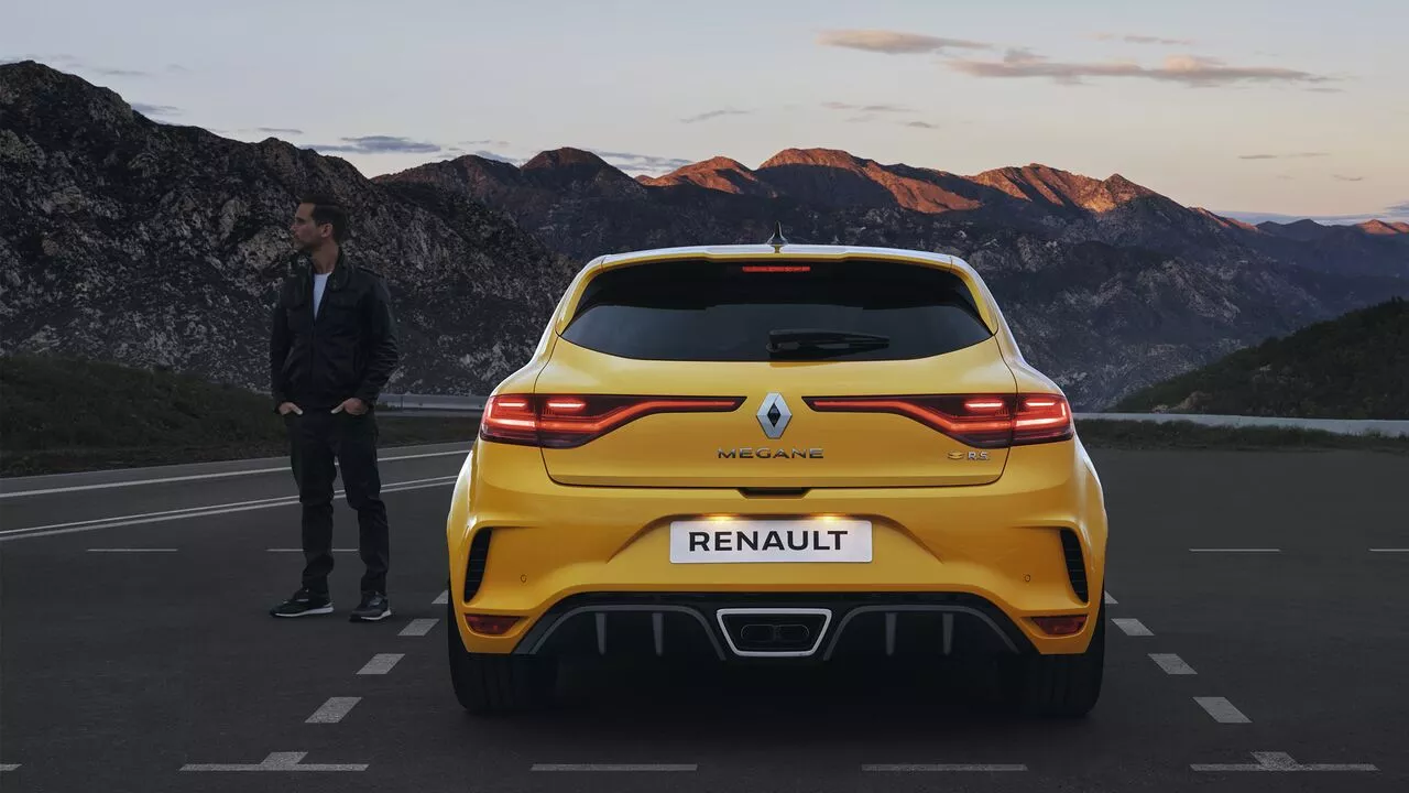Design exterior Renault Megane RS galben, cu evacuare dubla, stopuri led si forma sportiva