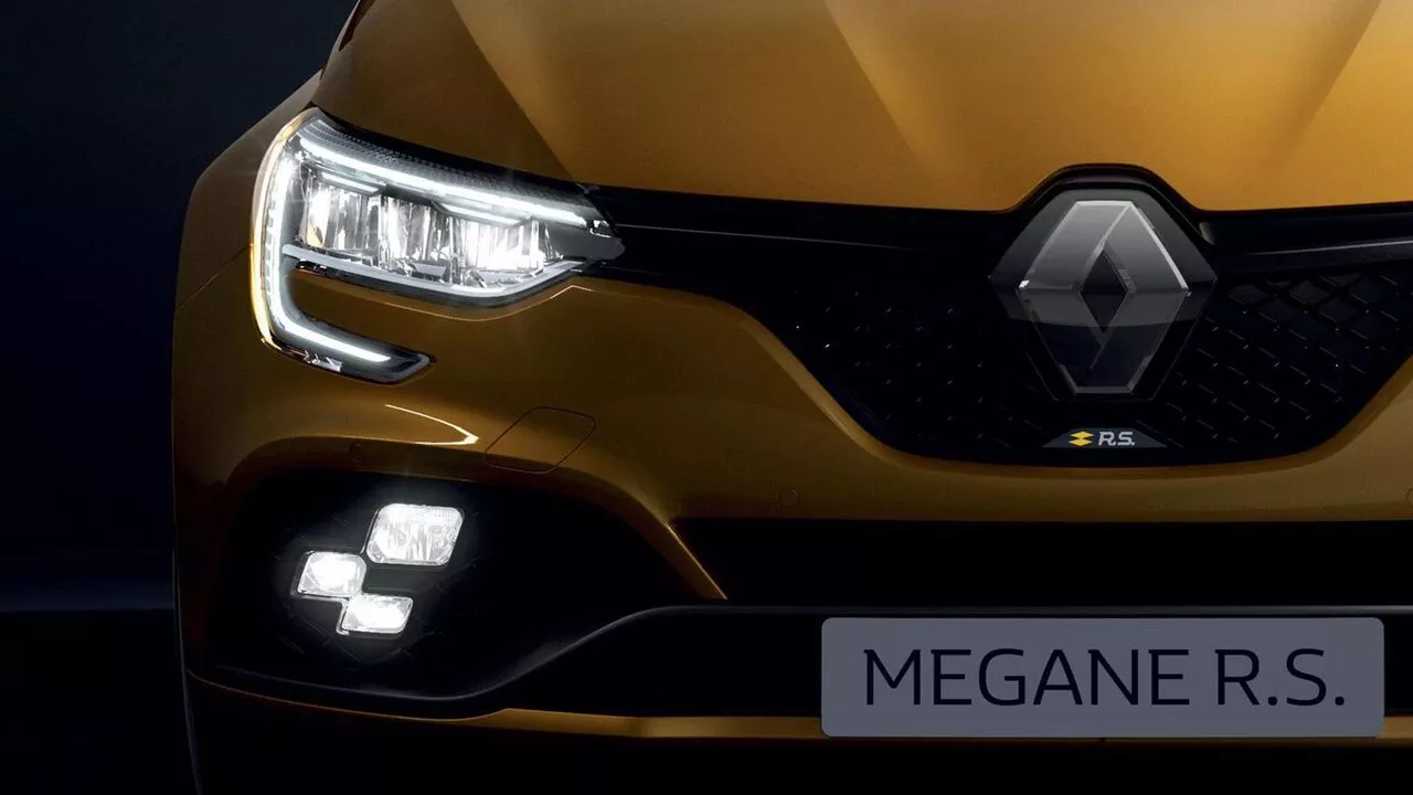 Renault Megane cu faruri LED C-shape
