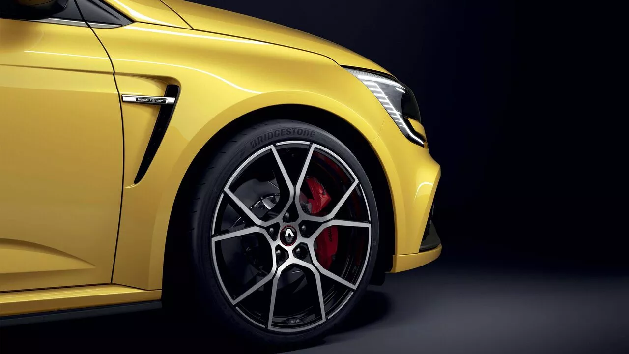 Design exterior Renault Megane RS galben, roti si jante sportive