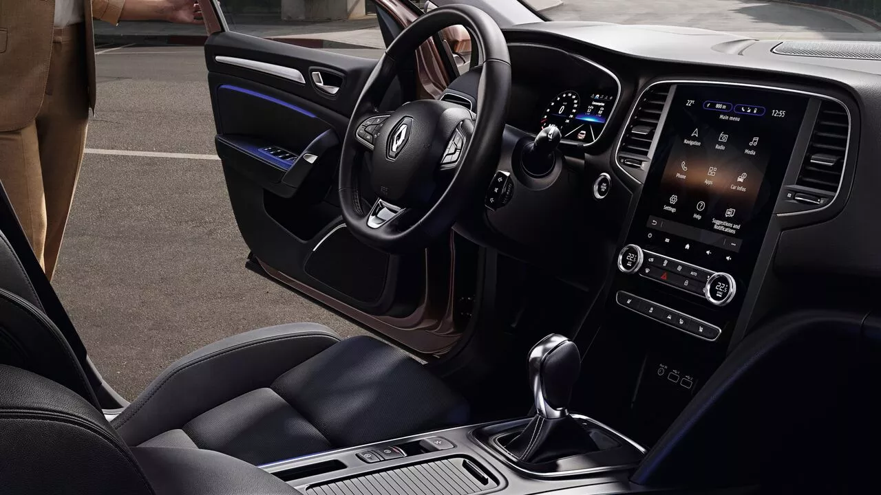 Renault Megane Sedan design interior elegant, detalii cromate, piele, multimedia conectata la smartphone