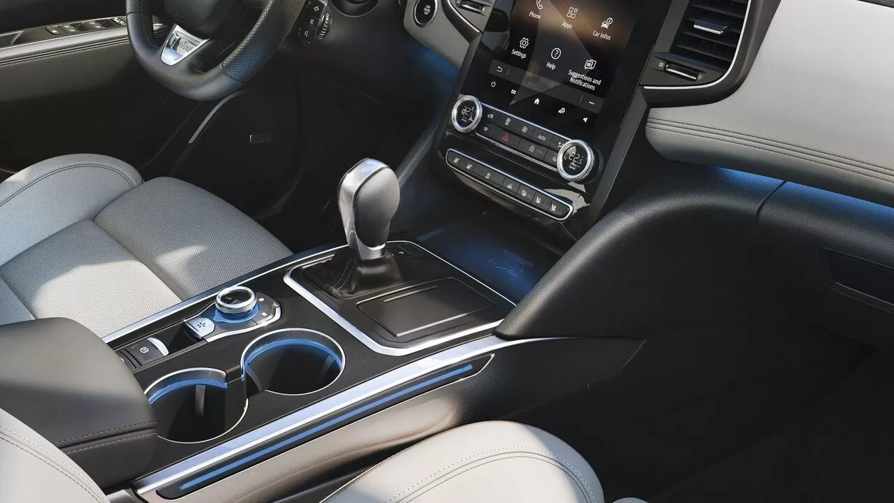 Consola centrala Renault Talisman si zona multimedia cu ecran tactil, accente cromate