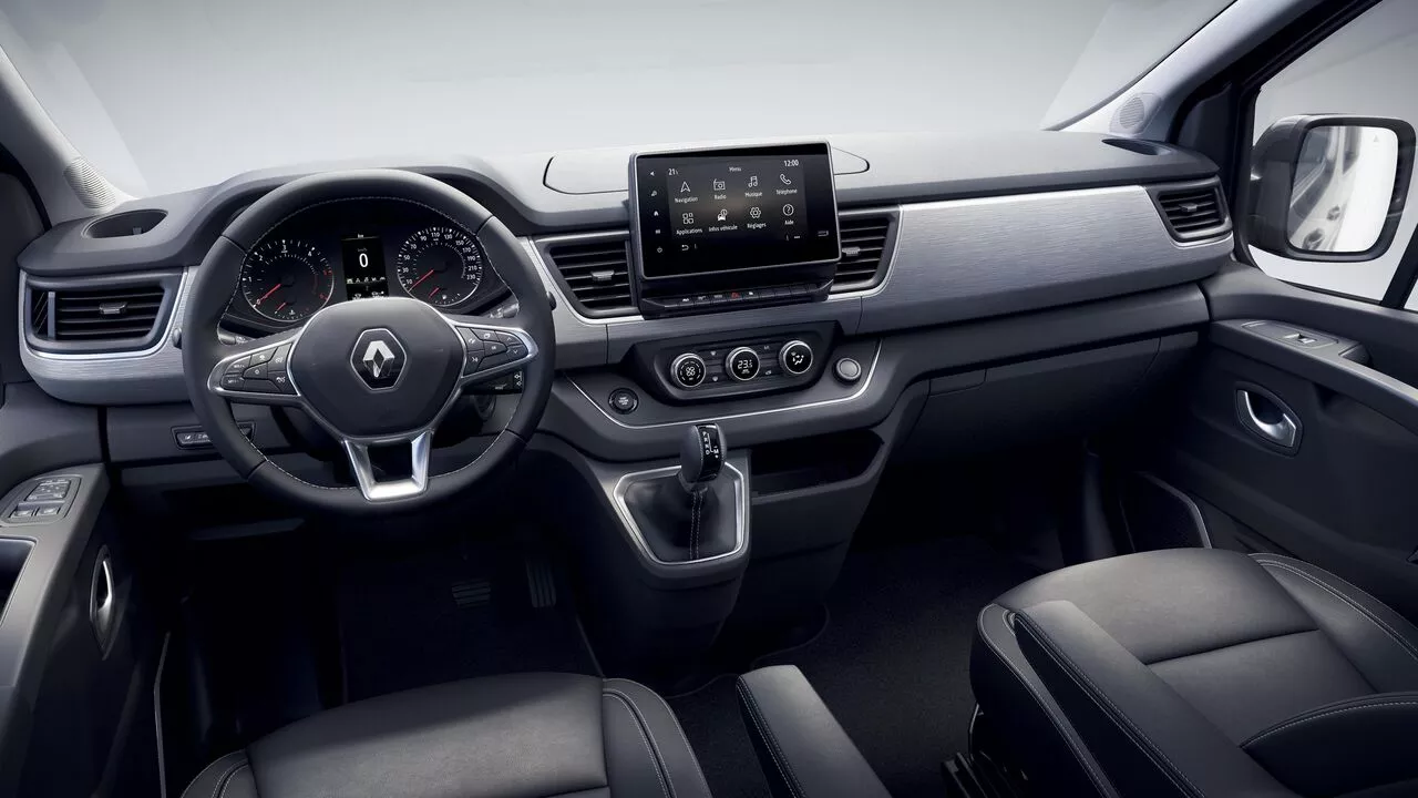 habitaclu in negru si gri, volan, schimbator de viteze, ecran multimedia, butoane la interiorul Renault Trafic SpaceClass