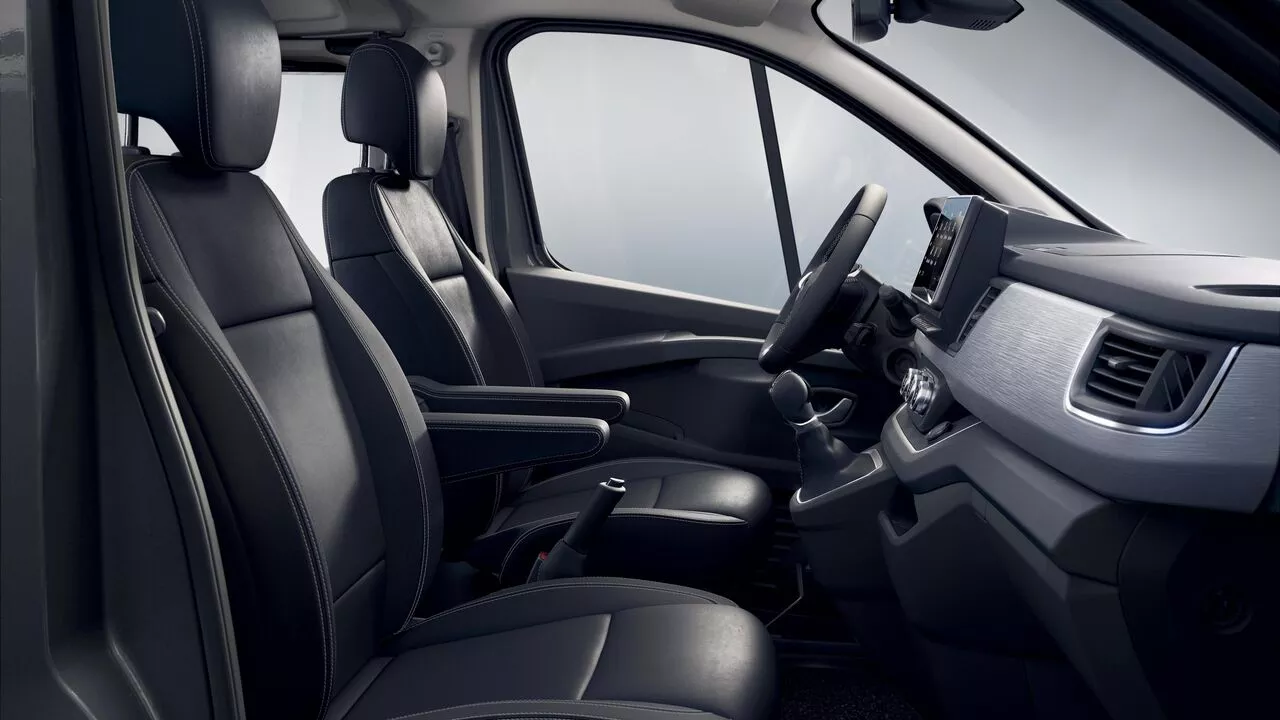 interiorul masini Renault Trafic SpaceClass in negru si argintiu, scaune cu tapiterie de piele, schimbator de viteze si volan din piele