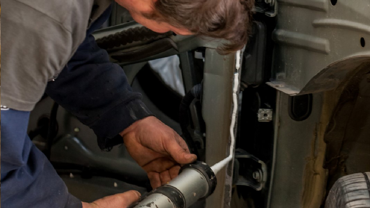 maini de mecanic lucreaza la masina in service Renault Union Motors