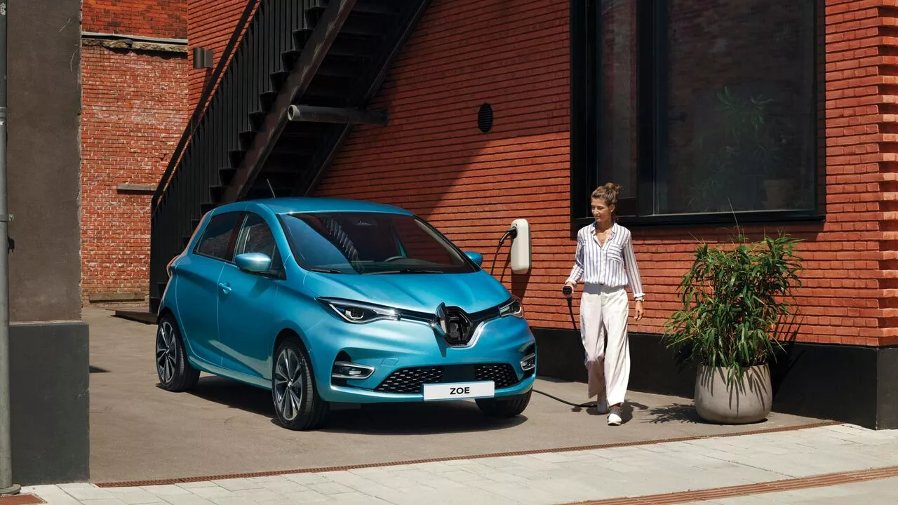 Design exterior Renault Zoe E-tech electric turcoaz si incarcare la priza acasa