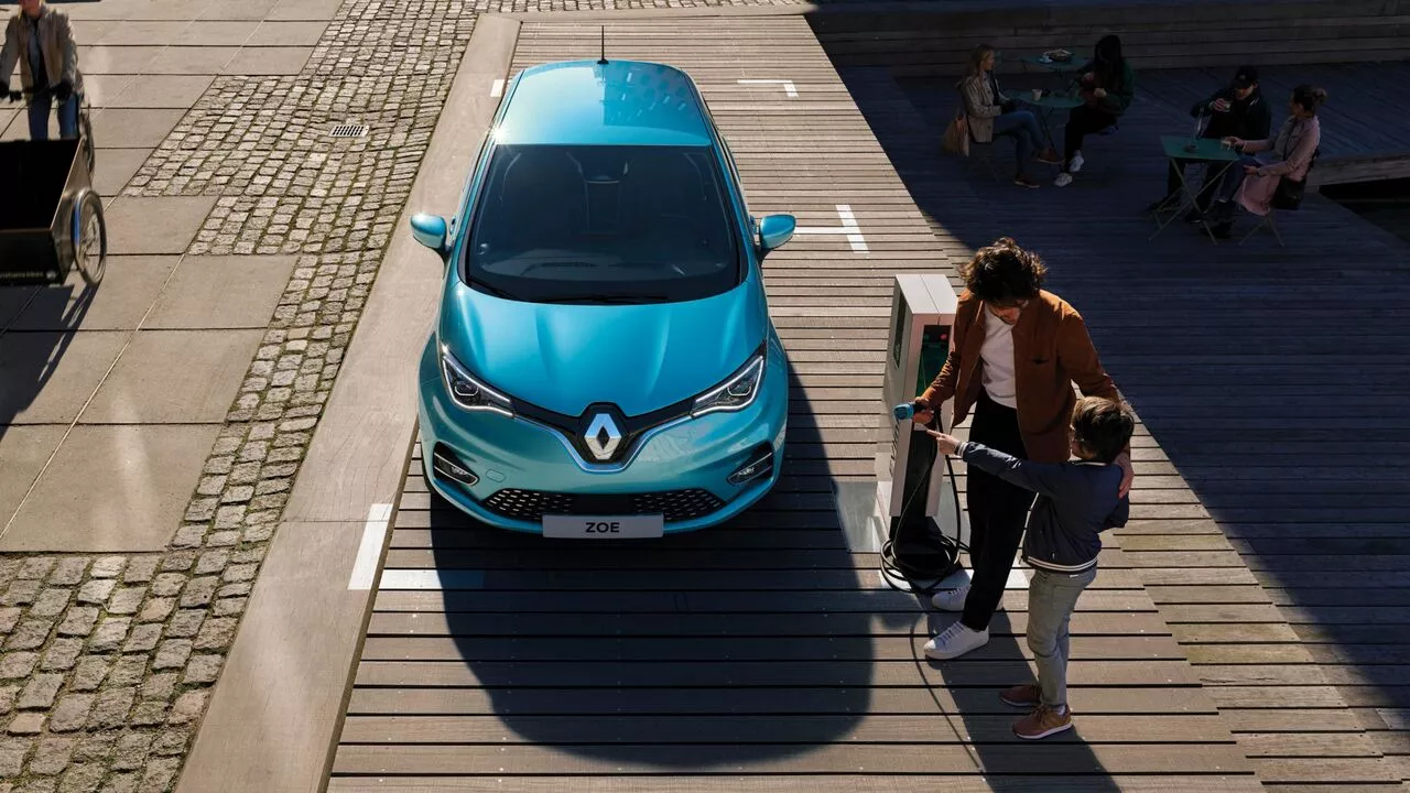 Renault Zoe E-tech electric cu incarcare la statie electrica in oras