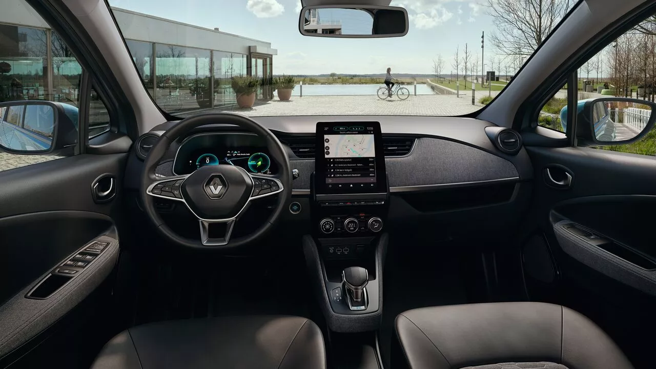 Renault Zoe E-tech electric cu design interior modern, consola multimedia, comenzi pe volan, oglinzi in culoarea caroseriei